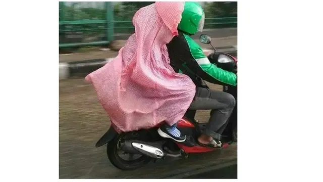 Jas hujan nyeleneh (Sumber: Instagram/dramaojol_id)
