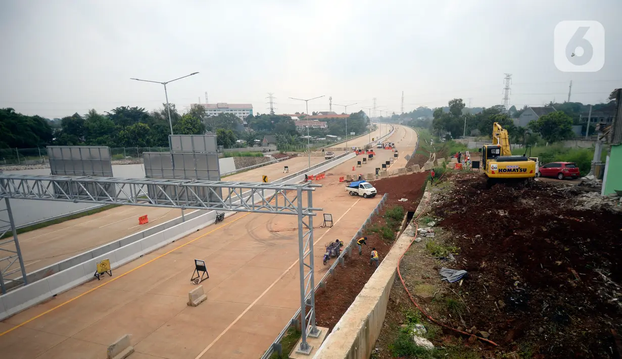 Aktivitas pekerja menyelesaikan pembangunan Jalan Tol Serpong-Cinere di Tangerang Selatan, Selasa (31/3/2020).  Jalan Tol tersebut memiliki total panjang 10,14 kilometer hampir rampung dan diperkiranan pertengahan tahun 2020 bisa digunakan. (merdeka.com/Dwi Narwoko)