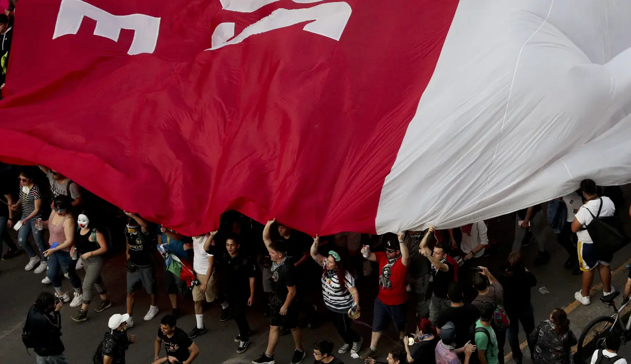 Warga berkumpul saat protes antipemerintah di Santiago, Chile, Jumat (25/10/2019). Aksi protes ini disebut-sebut sebagai yang terbesar di Chile dalam beberapa dekade terakhir. (AP Photo/Esteban Felix)