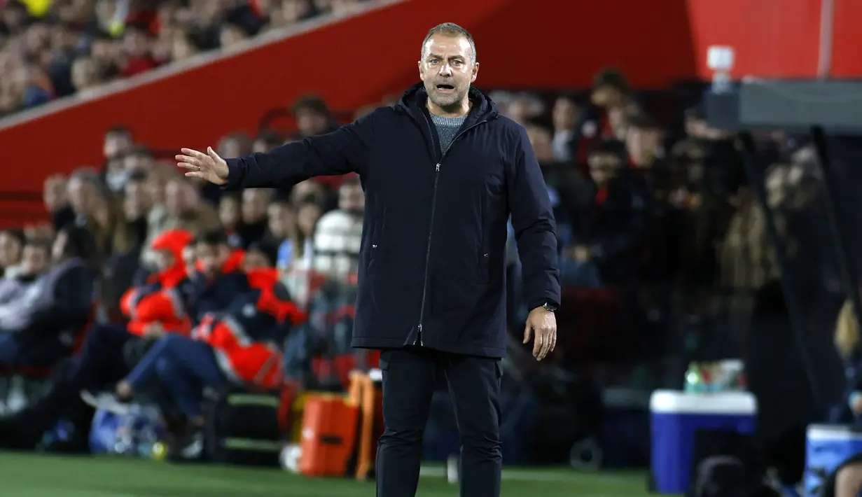 Pelatih Barcelona, Hansi Flick memberikan instruksi kepada timnya saat laga lanjutan Liga Spanyol 2024/2025 melawan Mallorca di Stadion Mallorca Son Moix, Mallorca, Spanyol, Rabu (04/12/2024) dini hari WIB. (AFP/Jaime Reina)
