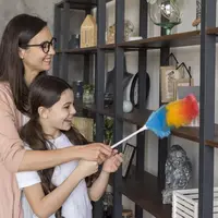 Seorang ibu dan anak perempuan sedang membersihkan rak rumah (Foto Dok: Freepik/freepik).