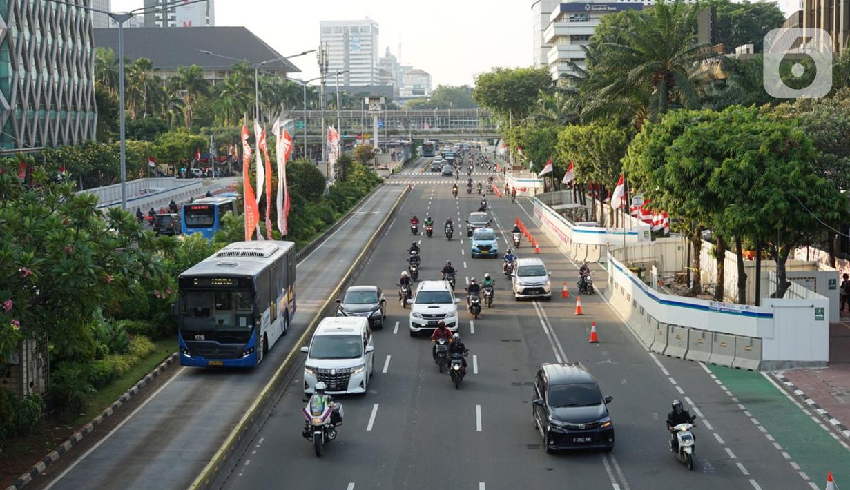 Kendaraan melintasi Jalan MH Thamrin, Jakarta, Senin (24/5/2020). Kepala Dinas Perhubungan Provinsi DKI Jakarta Syafrin Liputo mengungkapkan kebijakan ganjil genap terhadap sepeda motor belum akan diterapkan dan hanya berlaku bagi kendaraan roda empat. (Liputan6.com/Immanuel Antonius)