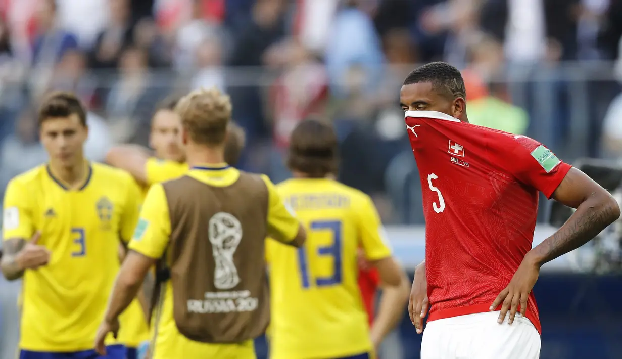 Bek Swiss, Manuel Akanji, tampak kecewa usai dikalahkan Swedia pada babak 16 besar Piala Dunia di Stadion St Petersburg, St Petersburg, Selasa (3/7/2018). Swedia menang 1-0 atas Swiss. (AP/Efrem Lukatsky)
