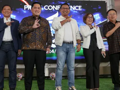 Direktur Utama PT Liga Indonesia Baru (LIB) Ferry Paulus bersama Ketua Umum Persatuan Sepakbola Seluruh Indonesia (PSSI) Erick Thohir, Wakil Direktur Utama PT Bank Rakyat Indonesia (Persero) Tbk Catur Budi Harto dan Direktur Surya Citra Media (SCM) Harsiwi Achmad (kiri ke kanan) usai memberikan keterangan terkait penyelenggaraan BRI Liga 1 Indonesia musim 2024-2025 di di Auditorium Brilian Center BRI, Jakarta, Selasa (6/8/2024). (Liputan6.com/Herman Zakharia)