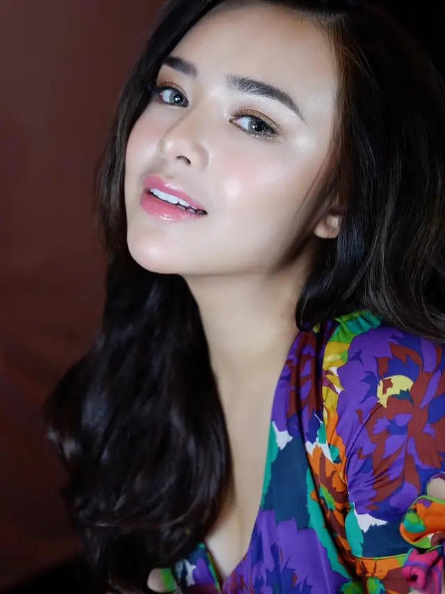 6 Gaya Pemotretan Amanda Manopo dengan Rambut Panjang, Makin Memesona