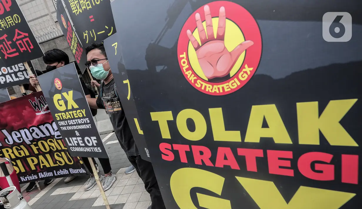Aktivis Wahana Lingkungan Hidup Indonesia (Walhi) berunjuk rasa di depan Kantor Kedutaan Besar Jepang, Jakarta, Selasa (1/11/2022). Mereka menyampaikan protes terhadap pemerintah Jepang yang mempromosikan berbagai teknologi seperti co-firing hidrogen dan amonia, teknologi penangkapan dan penyimpanan karbont (CCS), serta penggunaan Liquid Natural Gas (LNG) untuk investasi sektor energi mereka melalui strategi GX (Green Transformation) karena dianggap solusi palsu dalam mengatasi krisis iklim. (Liputan6.com/Johan Tallo)