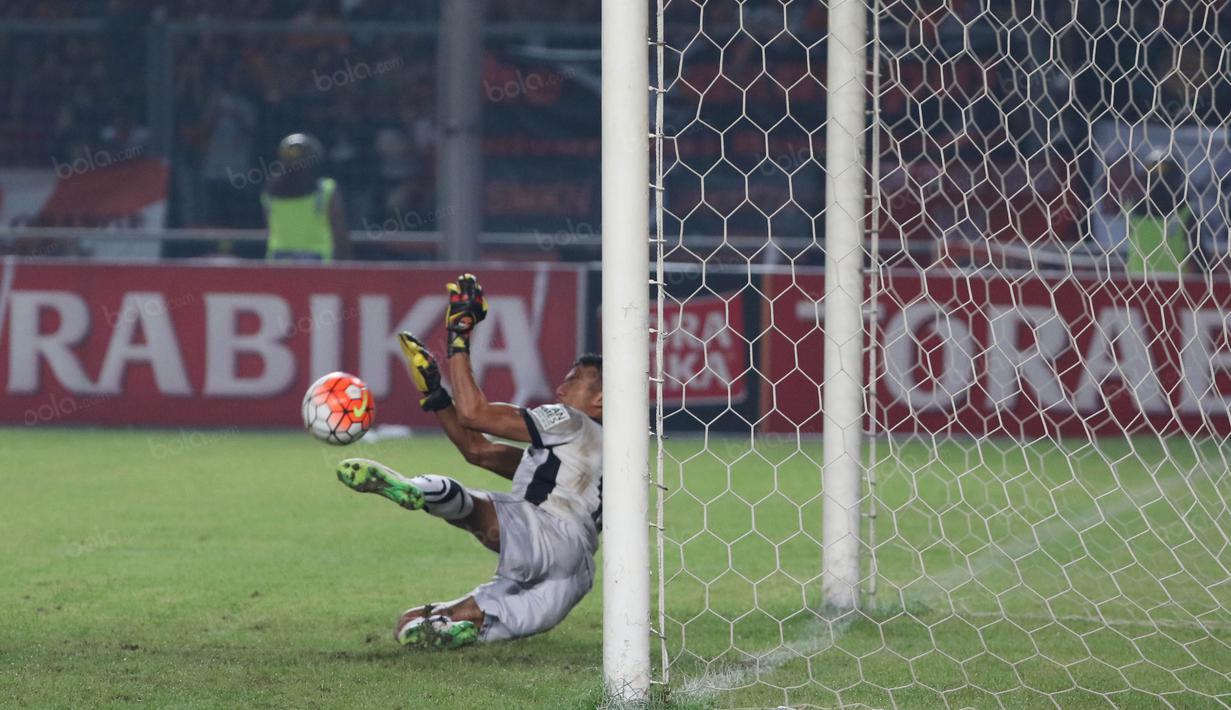 Kiper Sriwijaya FC, Teja Paku Alam saat menahan tembakan Bambang Pamungkas pada laga Torabika SC 2016 di Stadion Utama Gelora Bung Karno, Jakarta (24/6/2016). Sriwijaya unggul sementara 1-0. (Bola.com/Nicklas Hanoatubun)