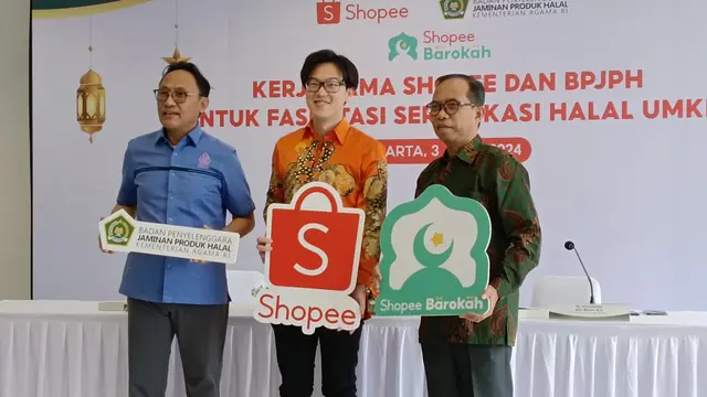 Direktur Eksekutif Shopee Indonesia Handhika Jahja bersama Kepala BPJPH Muhammad Aqil Irham dalam konferensi pers Wajib Halal Oktober 2024, Jakarta, Rabu (3/4/2024). (Ayu/Merdeka.com) 