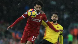 Gelandang Liverpool, Mohamed Salah berusaha melewati gelandang Watford, Etienne Capoue pada laga Premier League di Stadion Anfield, Liverpool, Sabtu (17/3/2018). Liverpool menang 5-0 atas Watford. (AFP/Lindsey Parnaby)