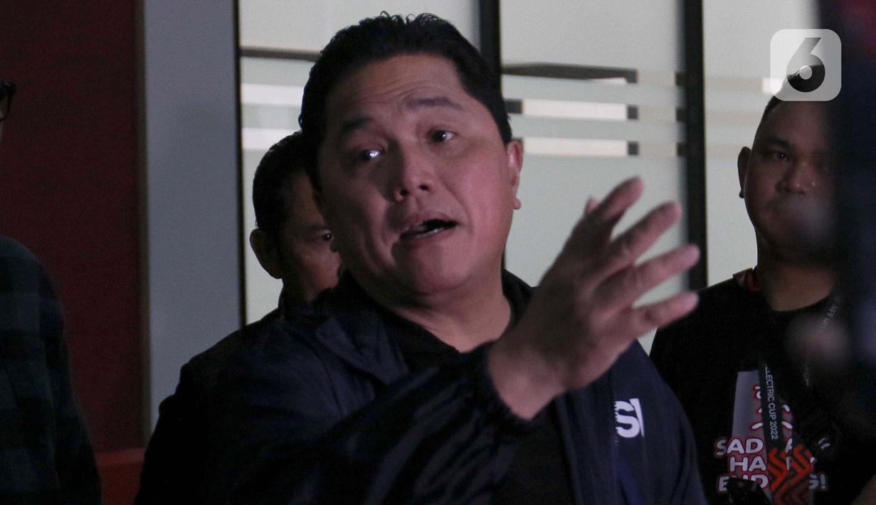 Ketua Umum Perserikatan Sepakbola Seluruh Indonesia (PSSI), Erick Thohir saat memberikan keterangan di GBK arena, Jakarta, Sabtu (22/2/2025). (Liputan6.com/Herman Zakharia)
