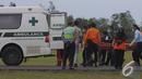 Petugas medis bersama tim gabungan memasukan jenazah penumpang AirAsia QZ8501 menggunakan mobil ambulance untuk dibawa ke RS Sultan Imanuddin di Lanud Iskandar Pangkalan Bun, Kalimantan Tengah, Rabu (7/1/2015).(Liputan6.com/Andrian M Tunay)