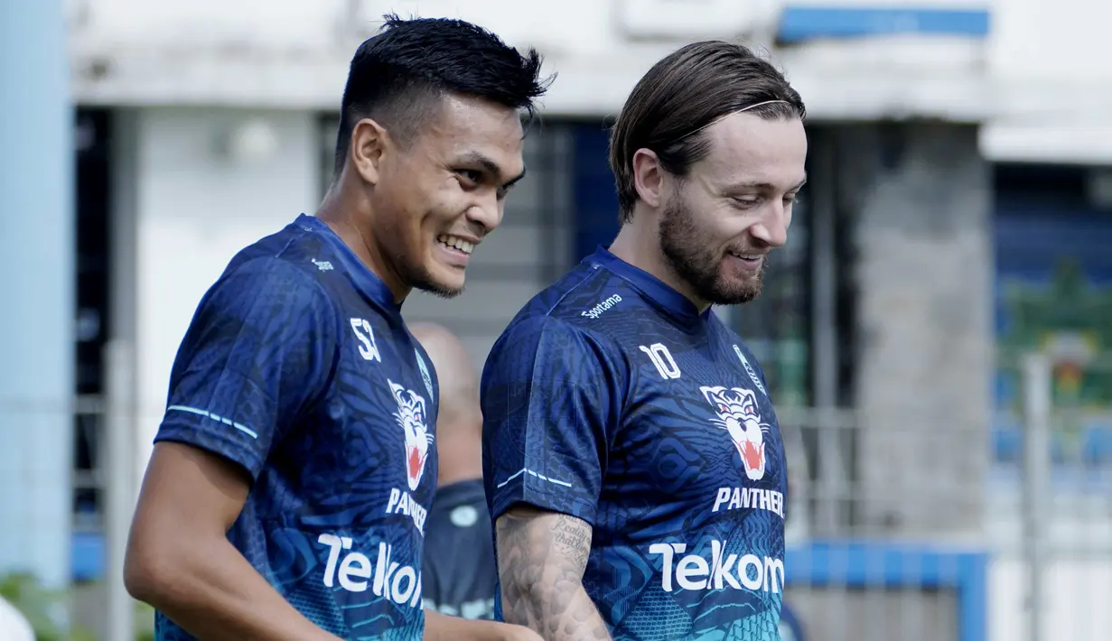 Tiga pemain Maung Bandung belabel Timnas yakni Marc Klok, Ricky Kambuaya dan Rachmat Irianto diperkirakan akan diturunkan untuk menghadapi PSS Sleman di laga tersebut. (Dok. Persib)