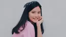 Pamer senyum kelihatan gigi, pemeran Aca dalam film #TemanTapiMenikah ini semakin manis dan menawan. Pamer senyum kelihatan gigi atau tidak, Diandra Agatha selalu berhasil curi perhatian. Tampil kenakan bando sembari menggerai rambutnya, aura Diandra Agatha kian terpancar. (Liputan6.com/IG/@diandraagatha)