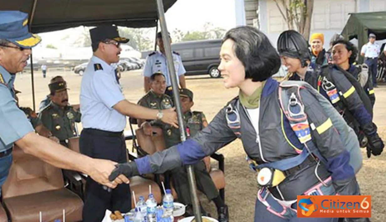 Citizen6, Jakarta: Panglima TNI Laksamana TNI Agus Suhartono, meninjau pelaksanaan  Kejuaraan Terjun Payung Militer Asia Pertama di lapangan Skatek 021, Pangkalan Udara Halim Perdanakusuma, Jumat (28/9). (Pengirim: Badarudin Bakri).