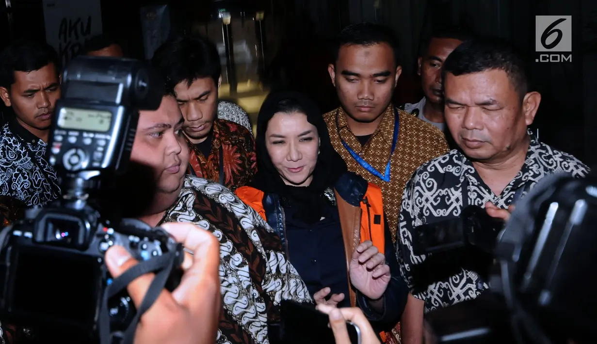 Bupati Kutai Kartanegara, Rita Widyasari usai diperiksa di Gedung KPK, Jakarta, Jumat (6/10). Rita ditahan terkait sangkaan tindak pidana korupsi suap dan penerimaan gratifikasi Kab Kutai Kartanegara. (Liputan6.com/Helmi Fithriansyah)