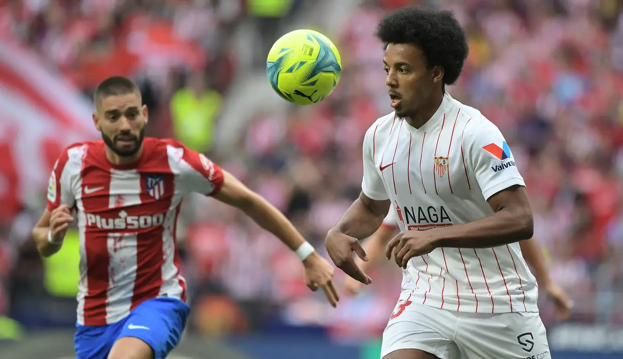 Jules Kounde. Bek tengah Prancis berusia 23 tahun yang telah memperkuat Sevilla selama 3 musim ini memiliki nilai pasar tertinggi dari seluruh pemain Sevilla dengan nilai 60 juta euro atau setara Rp902 milar. Ia didatangkan dari Bordeaux pada awal musim 2019/2020 dengan nilai transfer 25 juta euro dan masih terikat kontrak hingga Juni 2024. Hingga kini ia telah tampil dalam 133 laga bersama Sevilla di semua ajang dengan torehan 9 gol dan 3 assist. Saat ini ia tengah diminati oleh Manchester City dan Chelsea di bursa transfer musim panas 2022/2023. (AFP/Jose Jordan)