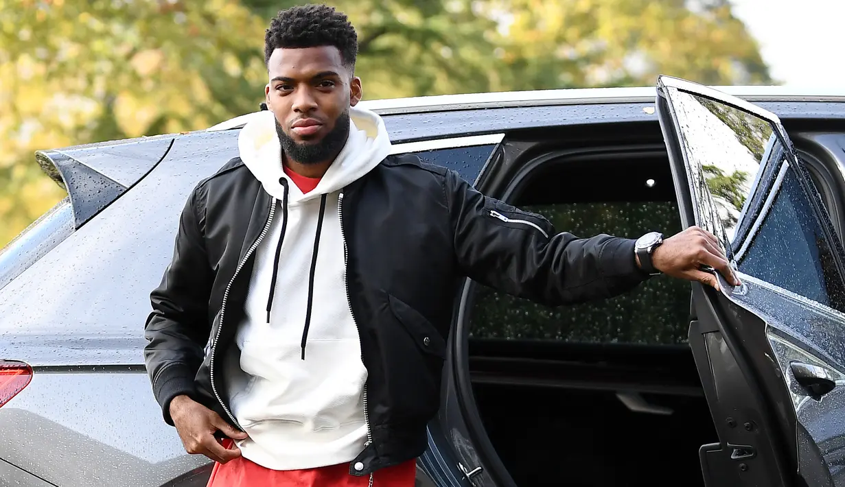 Pemain Prancis, Thomas Lemar, saat tiba di lokasi latihan di Clairefontaine en Yvelines, Prancis, Selasa (12/11). Prancis akan berhadapan dengan Moladavia dan Albania di Kualifikasi Piala Eropa 2020. (AFP/Franck Fife)