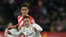 Duel pemain Real Madrid, Lucas Vazquez dan pemain Girona, Bernardo Espinosa pada leg kedua perempat final Copa del Rey di Stadion Municipal de Montilivi, Kamis (31/1). Real Madrid melangkah ke semifinal Copa del Rey  dengan skor 3-1. (AP/Manu Fernandez)