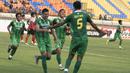 Striker Persebaya United, Pedro Javier, merayakan gol yang dicetaknya ke gawang Persiba Balikpapan dalam lanjutan Piala Presiden 2015 di Stadion Si Jalak Harupat, Bandung. Kamis (10/9/2015). (Bola.com/Vitalis Yogi Trisna)