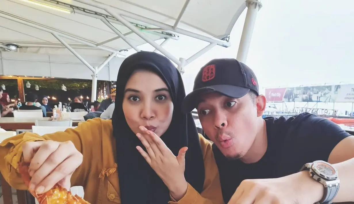 "Buat aku ya riweuh juga, kalau emosi sih nggak ya. Senengnya aku ngalahin itu semua sih, nggak jadi masalah buat aku," pungkasnya. (Instagram/irwansyah_15)