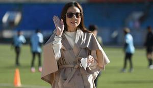 Potret Madam Pang berbalut coat cokelat dan sweatshirt warna putih, stylish! (Instagram/panglamsam).