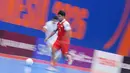 Pemain Timnas Futsal Indonesia, Syauqi Saud menggiring bola melewati pemain Iran dalam laga final Piala Asia Futsal 2026 yang berlangsung di Indonesia Arena, Senayan, Jakarta, Sabtu (07/02/2026). (Bola.com/Bagaskara Lazuardi)