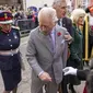 Raja Charles III dilempari telur oleh demonstran saat mengunjungi York, Rabu, 9 November 2022. (dok. James Glossop / POOL / AFP)