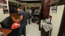 Sejumlah petugas Direktorat Tipikor Bareskrim Mabes Polri melakukan penggeledahan rumah Yayat A Sudrajat tersangka kasus dugaan korupsi proyek pembangunan Stadion Gedebage di Turangga D62, Bandung, Jumat (22/5/2015). (Liputan6.com/Helmi Fithriansyah)