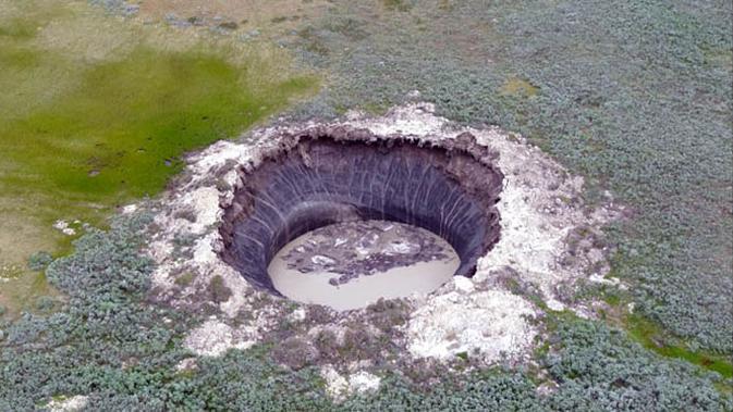 Masih ingat tentang sekelompok kawah misterius di tundra Arktik Rusia, Siberia yang awalnya tiba-tiba muncul pertengahan Juli 2014 lalu?