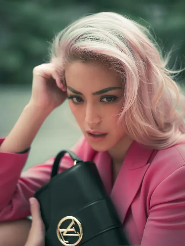 Gaya Jessica Iskandar Dengan Rambut Warna Pink. (Sumber: Instagram/inijedar)