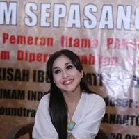 Wanita berparas cantik ini memang tak lagi mengejar eksistensi diri dan juga popularitas semata. Ia berusaha untuk menjadi berkah bagi orang lain melalui kiprahnya di dunia hiburan. (Nurwahyunan/Bintang.com)