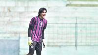 Julian Schwarzer, anak mantan kiper Chelsea dan Fulham, Marc&nbsp;Schwarzer, mengikuti latihan bersama Arema FC. (Bola.com/Iwan Setiawan)