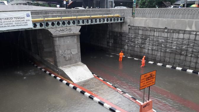 Banjir di underpass Mampang, Jakarta Selatan. (Twitter @tmcpoldametro)