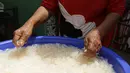 Pedagang menyortir kolang-kaling untuk dijual di kawasan Tanah Abang (13/4/2021). Kolang-kaling dijual dengan harga bervariasi, mulai dari Rp. 13.000 hingga Rp. 15.000 per kilogram. (Liputan6.com/Faizal Fanani)