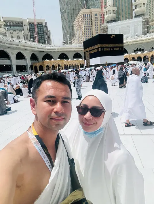 <p>Saat berada di Makkah untuk menunaikan ibadah haji, Nagita masih mengenakan busana syar'i.&nbsp;(Foto: Instagram/ raffinagita1717)</p>