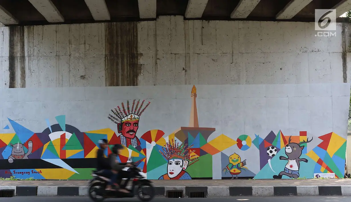 Pengendara motor melintas di samping mural bertema Asian Games 2018 di kolong flyover Universitas Indonesia, Depok, Jawa Barat, Jumat (27/7). Perhelatan Asian Games 2018 akan berlangsung di Jakarta dan Palembang. (Liputan6.com/Immanuel Antonius)