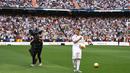 Gelandang Real Madrid, Eden Hazard, menyapa suporter saat perkenalan dirinya di Stadion Santiago Bernabeu, Madrid, Kamis (13/6). Dirinya didatangkan Madrid dari Chelsea dengan kontrak lima musim. (AFP/Gabriel Bouys)