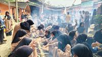 Ratusan santri di Ponpes Dzikir Al Fath Sukabumi saat membakar sate di atas panggangan sepanjang 100 meter. (Liputan6.com/Fira Syahrin).