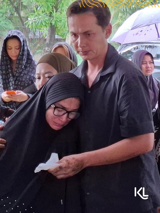 Pemakaman Ibu Ussy Sulistiawaty