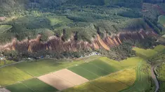 Pemandangan tanah longsor setelah gempa mengguncang Kota Atsuma, Prefektur Hokkaido, Jepang, Kamis (6/9). Gempa Magnitudo 6,6 mengguncang Hokkaido pada Kamis pagi. (Kyodo News via AP)