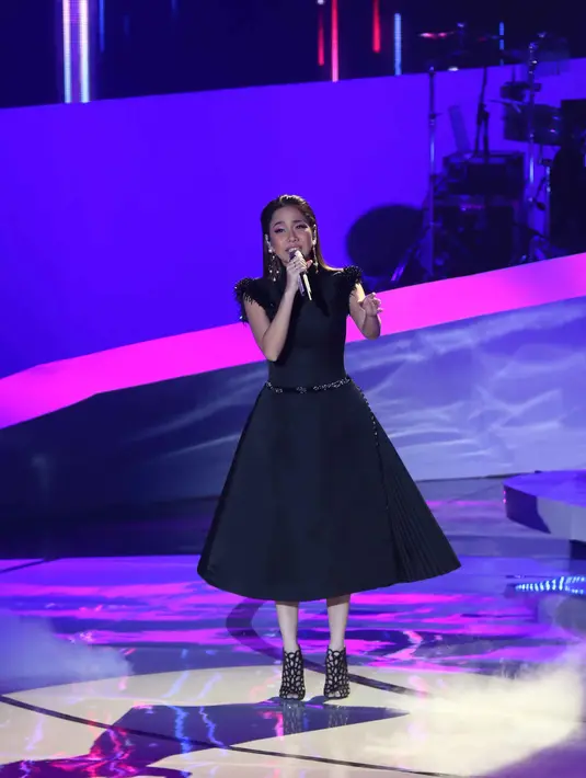 "Senang banget karena aku ngefans sama karya-karyanya mas Yovie," kata Bunga Citra Lestari di Konser Beranda Cinta Yovie & His Friends, Studio 6 Emtek City, Daan Mogot, Jakarta Barat, Rabu (4/5) malam. (Nurwahyunan/Bintang.com)