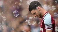 Declan Rice sering menjadi incaran klub-klub top tiap kali jendela transfer dibuka. Hal tersebut karena penampilan impresifnya bersama West Ham United. Rice sendiri berganbung bersama skuat berjuluk The Hammers sejak 2017 dan telah melakoni 171 pertandingan di semua kompetiisi. Hanya saja, ia belum pernah merasakan satu gelar pun bersama klubnya. (AFP/Justin Tallis)