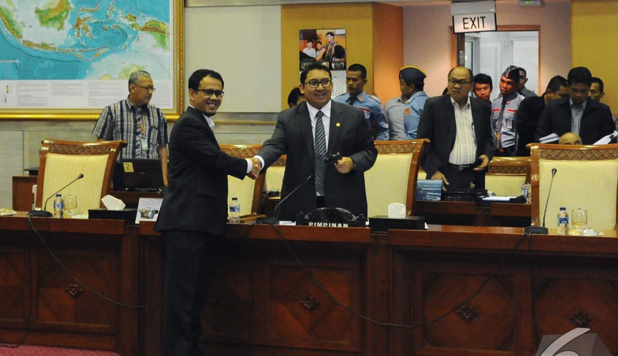 Wakil Ketua DPR Fadli Zon (kanan) mengucapkan selamat kepada Ketua Komisi I terpilih Mahfudz Siddiq, Jakarta, Rabu (29/10/2014) (Liputan6.com/Andrian M Tunay) 
