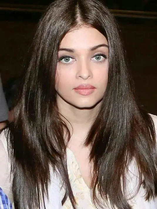 Aishwarya Rai merupakan salah satu artis Bollywood yang selalu memperhatikan penampilannya. Tak hanya dianugerahi kecantikan, ia juga pemilik mata indah berwarna abu-abu. (Foto: instagram.com/aishwaryaarai)