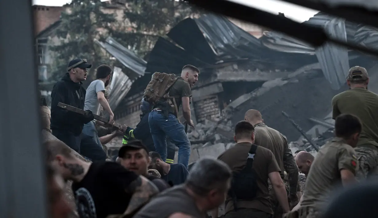 Gubernur Donetsk Pavlo Kyrylenko mengatakan dua roket Rusia telah menghantam kota yang pernah menjadi rumah bagi 150.000 orang, salah satu yang terbesar yang masih berada di bawah kendali Ukraina di bagian timur negara yang terkepung.  (AFP/Genya Savilov)