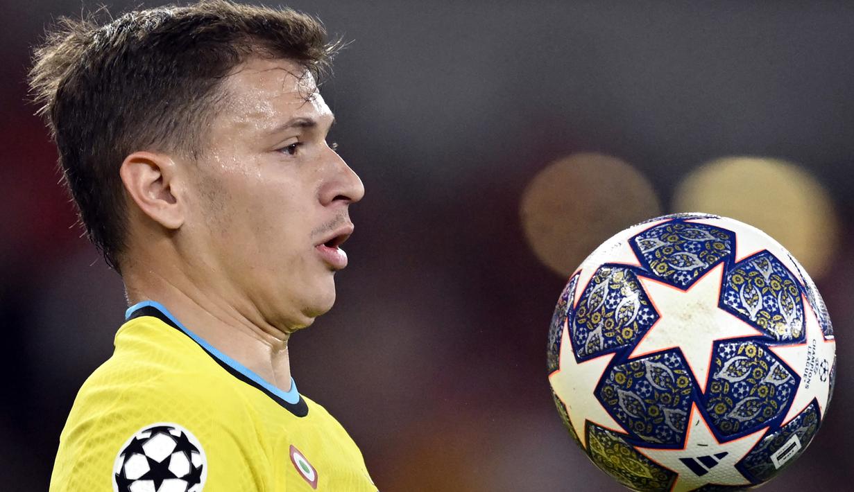 Gelandang Inter Milan, Nicolo Barella mengontrol bola saat menghadapi Benfica pada laga leg pertama perempatfinal Liga Champions 2022/2023 di Luz Stadium, Lisbon (11/4/2023). Performa apik Nicolo Barella bersama Inter Milan telah diakui Jurgen Klopp bersama asistennya. Meski kontraknya bersama Inter baru akan berakhir pada Juni 2026, nama besar Liverpool tentu akan menjadi pertimbangan kepindahannya musim depan. (AFP/Patricia De Melo Moreira)
