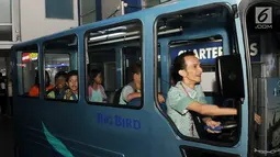 Anak-anak berkebutuhan khusus dan kurang mampu sedang menaiki bus Blue Bird menyambut Hari Anak Nasional di Wahana KidZania Jakarta, Jumat (21/07). Kegiatan ini memberikan inpirasi agar mereka optimis meraih masa depan. (Liputan6.com/Pool)