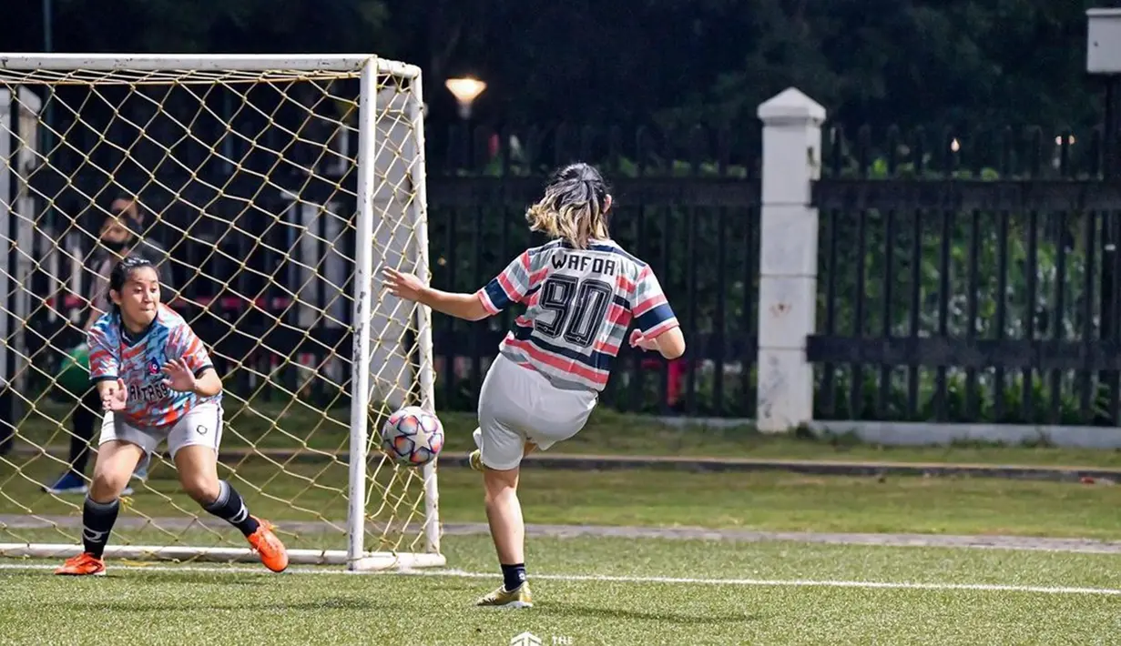 Sintya Marisca yang mengenakan jersey nomor 90 terlihat begitu luwes saat menendang bola. Momen Sintya Marisca menceploskan bola ke gawang ini menyita perhatian. Tak heran, foto Sintya bermain mini soccer ini panen pujian. (Liputan6.com/IG/@sintyamarisca)