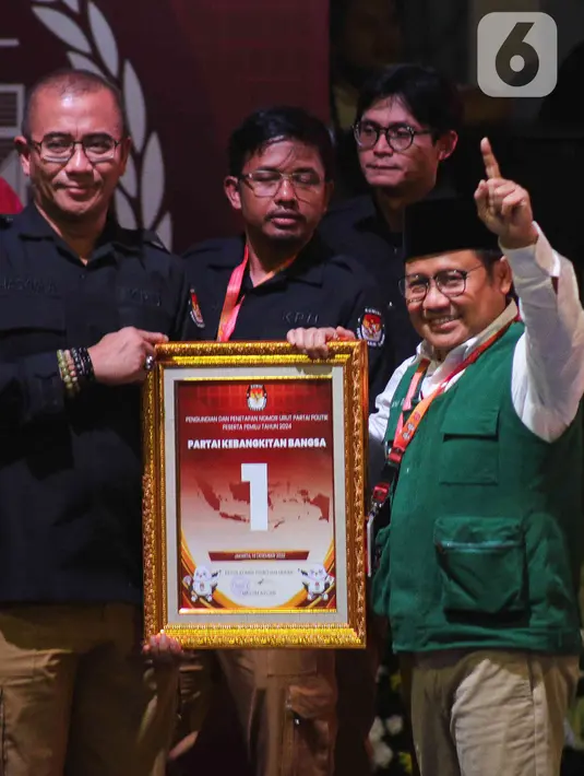 Ketua Umum Partai Kebangkitan Bangsa (PKB) Muhaimin Iskandar menerima nomor urut di gedung KPU, Jakarta, Rabu (14/12/2022). Komisi Pemilihan Umum (KPU) menggelar acara pengundian dan penetapan nomor urut partai politik peserta Pemilu 2024. 17 partai politik yang lolos menjadi peserta Pemilu 2024 pun telah mendapatkan nomor urutnya masing-masing. (Liputan6.com/Herman Zakharia)