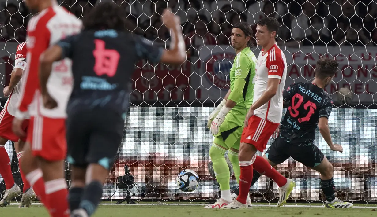 Gelandang Manchester City, Jason McAtee (kanan) mencetak gol pertama timnya ke gawang Bayern Munchen pada laga pramusim 2023/2024 bertajuk Audi Football Summit di Stadion Nasional Tokyo, Jepang, Rabu (26/7/2023) malam WIB. (AFP/Kazuhiro Nogi)